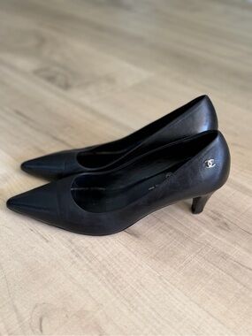 CHANEL Black Leather Pointed Toe Mid Heel Pumps